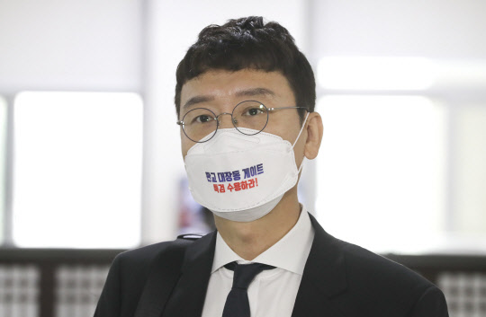 국민의힘 김웅 의원이 8일 오전 서울 국회에서 열린 환경노동위원회 국정감사에서 참석하며 취재진과 질의응답을 하고 있다.    [국회사진기자단]
